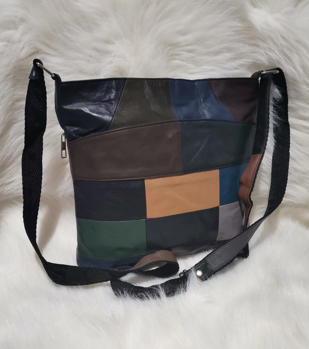 Γνήσια δερμάτινη τσάντα με τρεις τσέπες με φερμουάρ και μια μακριά λαβή