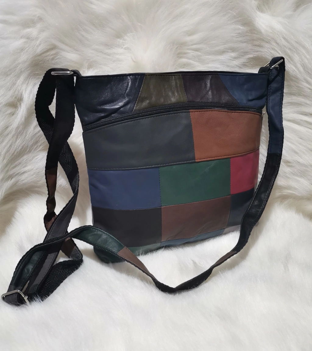 Чанта от естествена кожа с три отделни джоба, цип и дълга дръжка