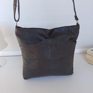 Удобна чанта от естествена кожа с три отделни джоба