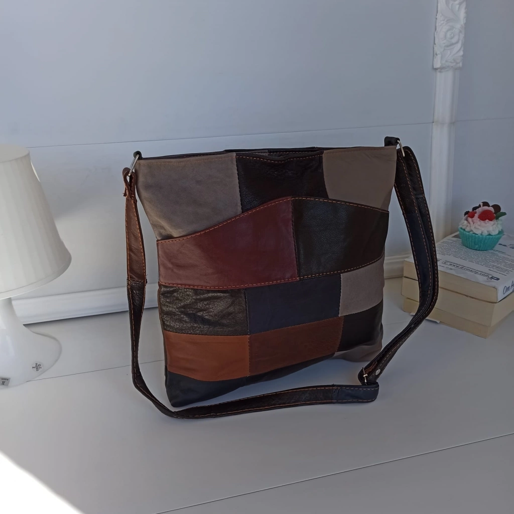 Удобна чанта от естествена кожа с три отделни джоба