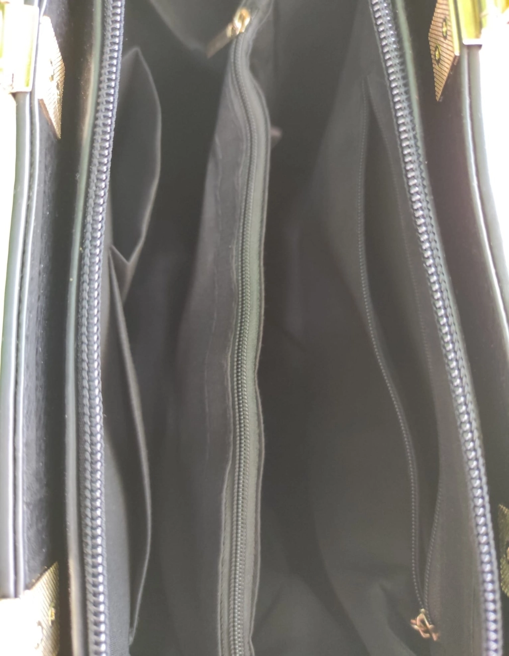 Прекрасна кожена чанта с три отделения и дълга дръжка