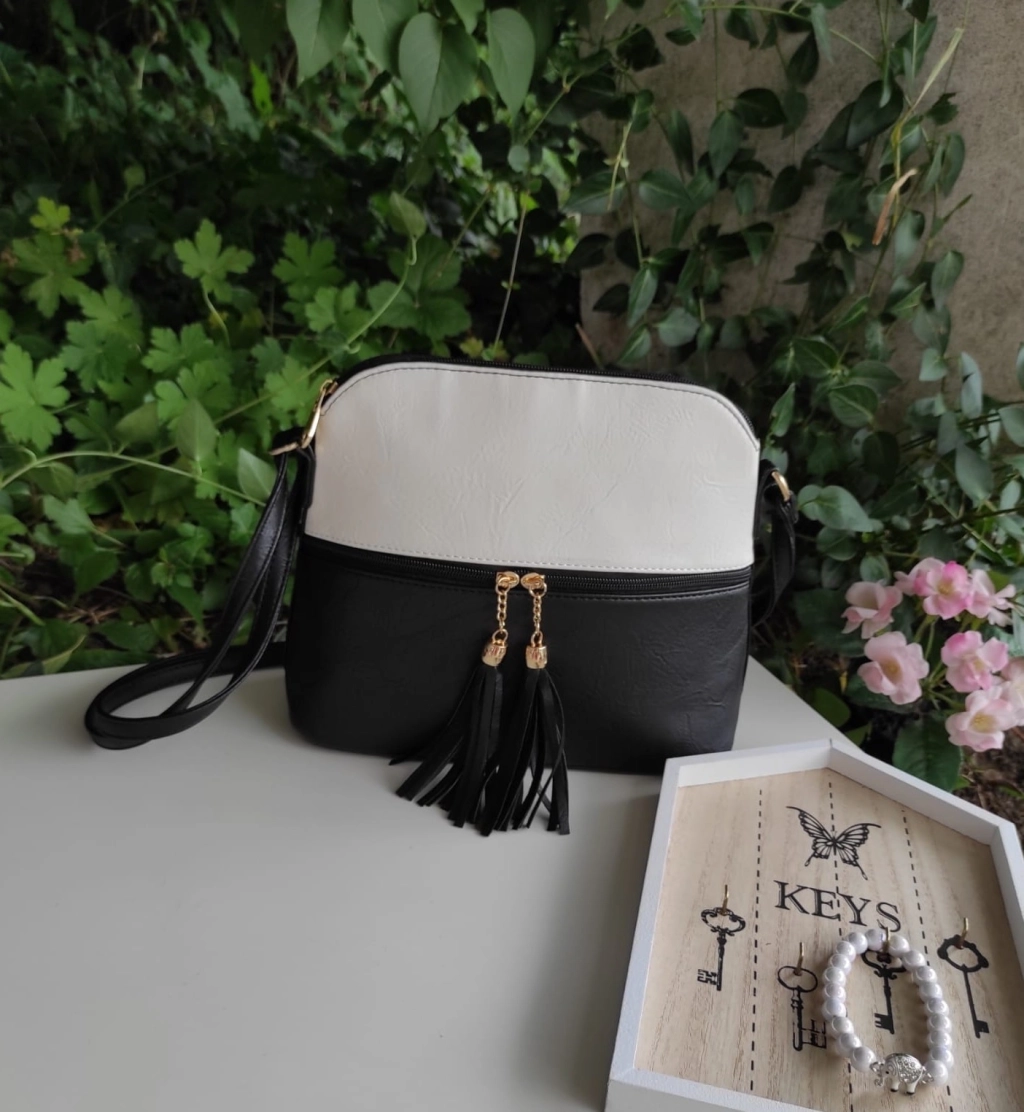 Красива и удобна малка черно- бяла чанта