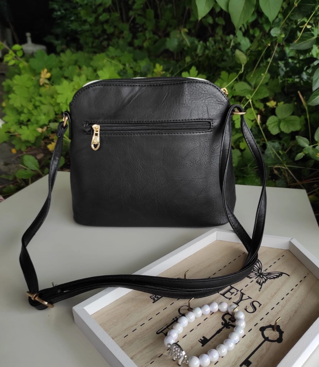 Красива и удобна малка черно- бяла чанта