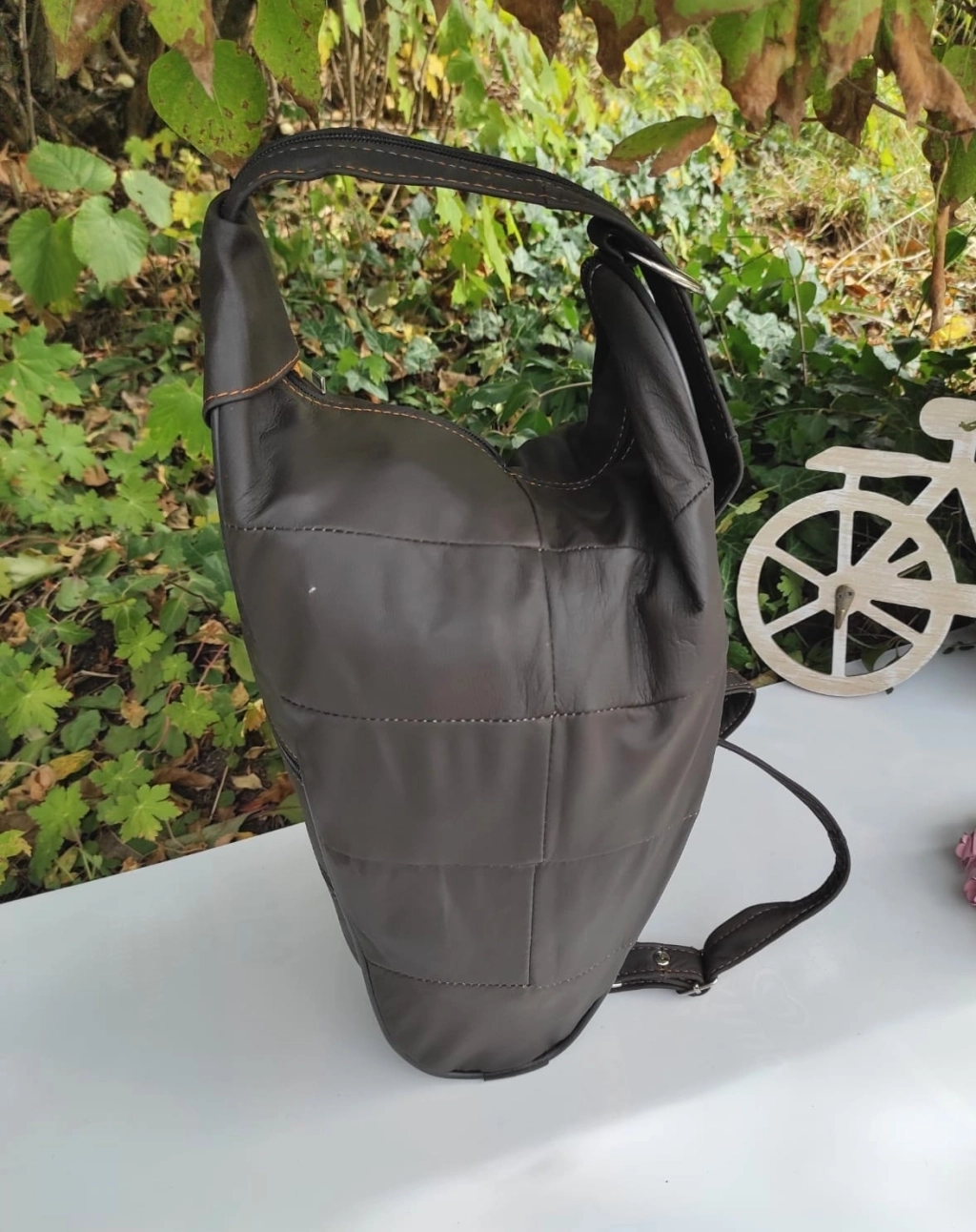 Голяма раница- чанта от естествена кожа с много джобове