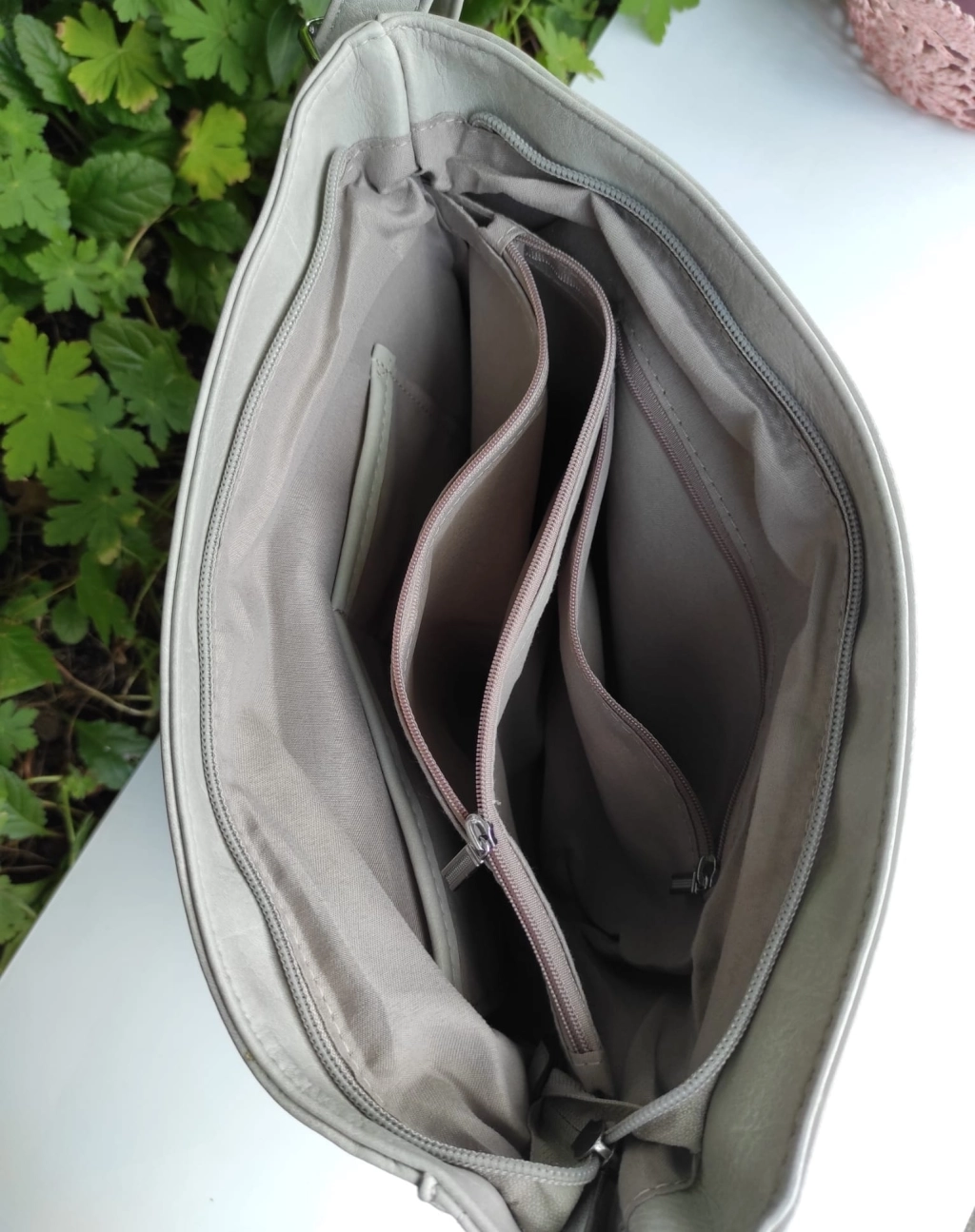 Удобна и красива чанта с прегради и джобове