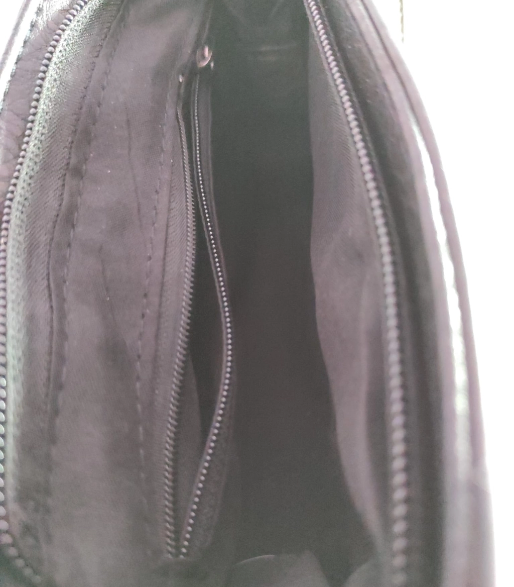 Прекрасна кожена чанта с капак и джоб отзад