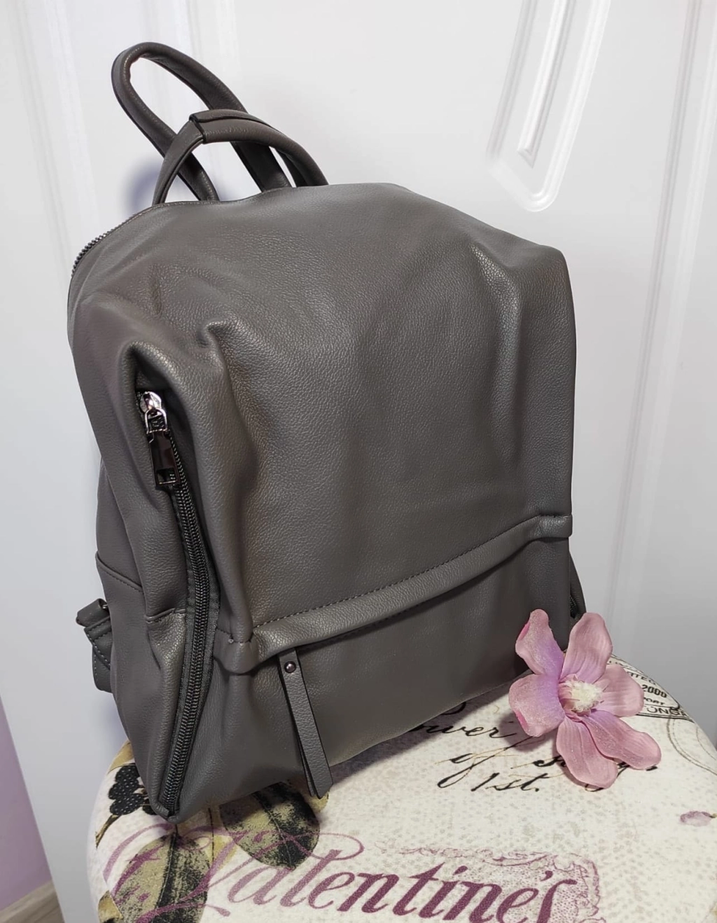 Σακίδιο - τσάντα με μεταλλική λαβή και καπάκι σε δύο χρώματα
