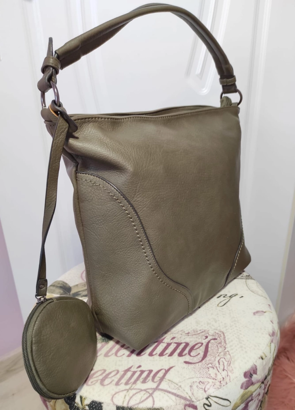 Άνετη μεγάλη δερμάτινη τσάντα με τρία διαμερίσματα και εξωτερικές τσέπες
