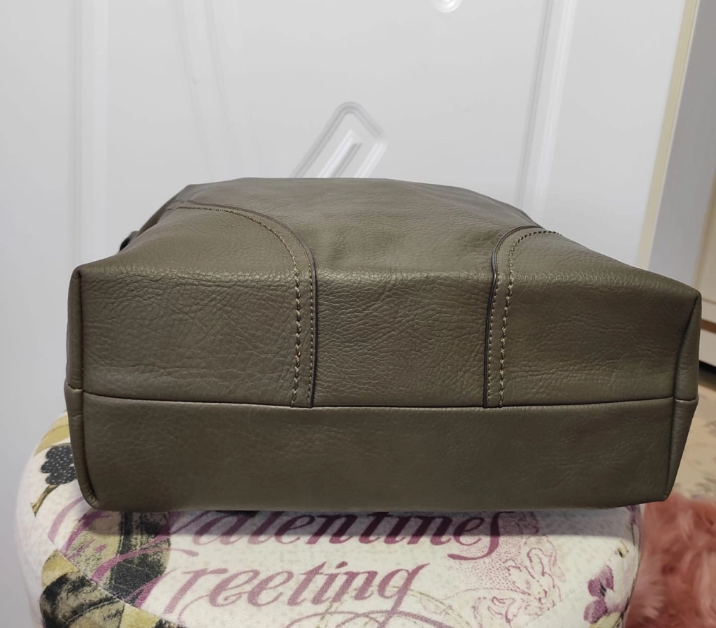 Удобна голяма кожена чанта с три отделения с вътрешни и външен джоб