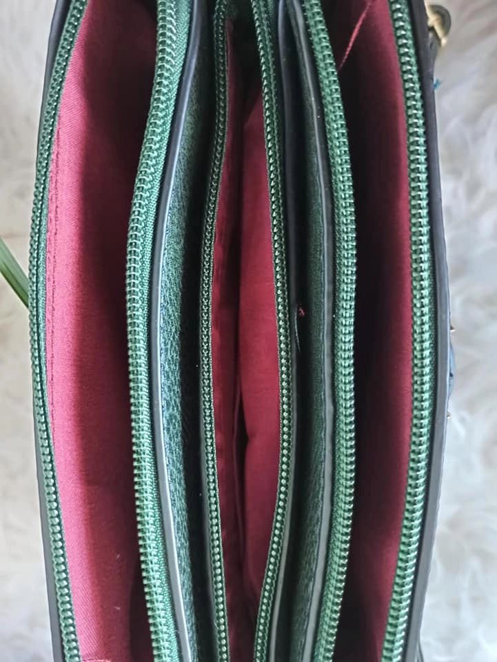 Тъмно зелена  малка чанта с 3 отделения