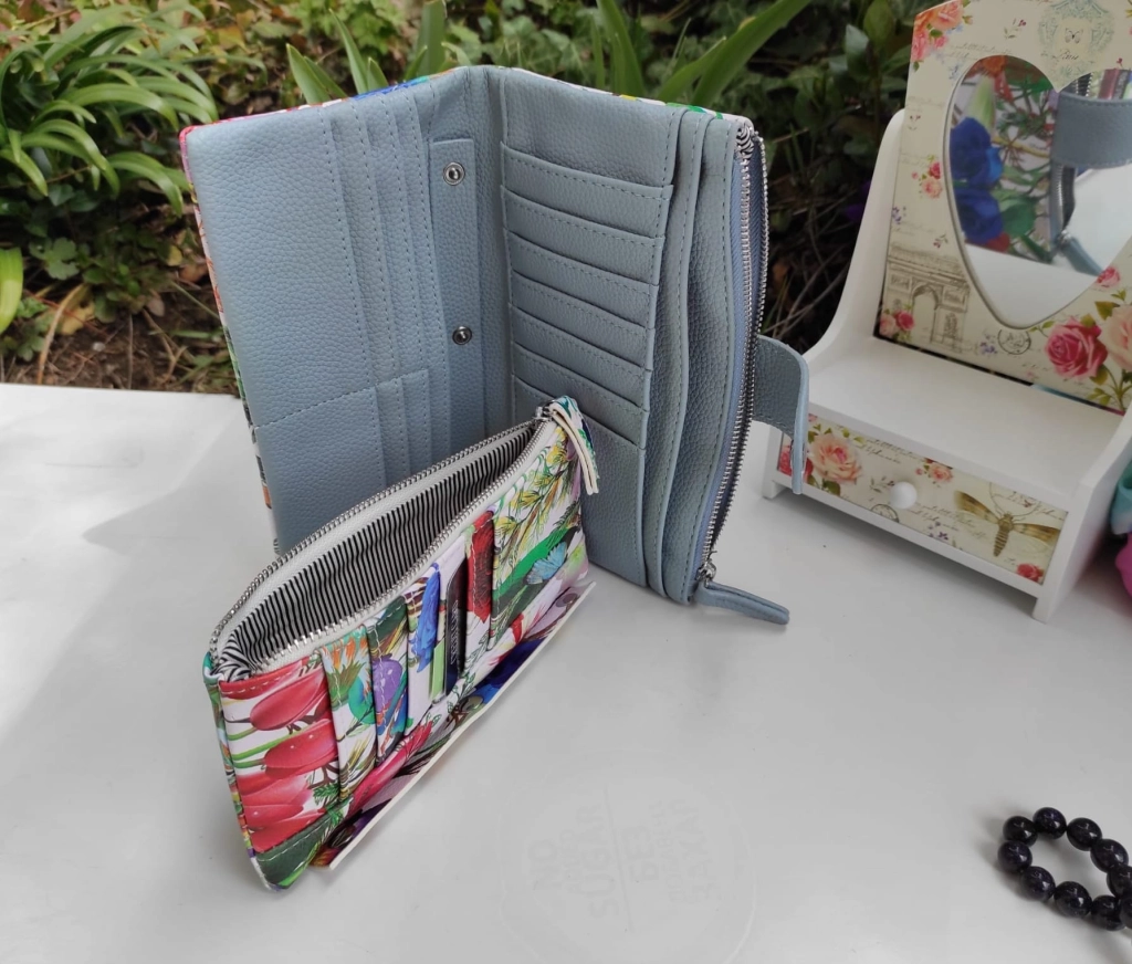 Άνετο δερμάτινο πορτοφόλι με πολλά διαμερίσματα και τσέπες