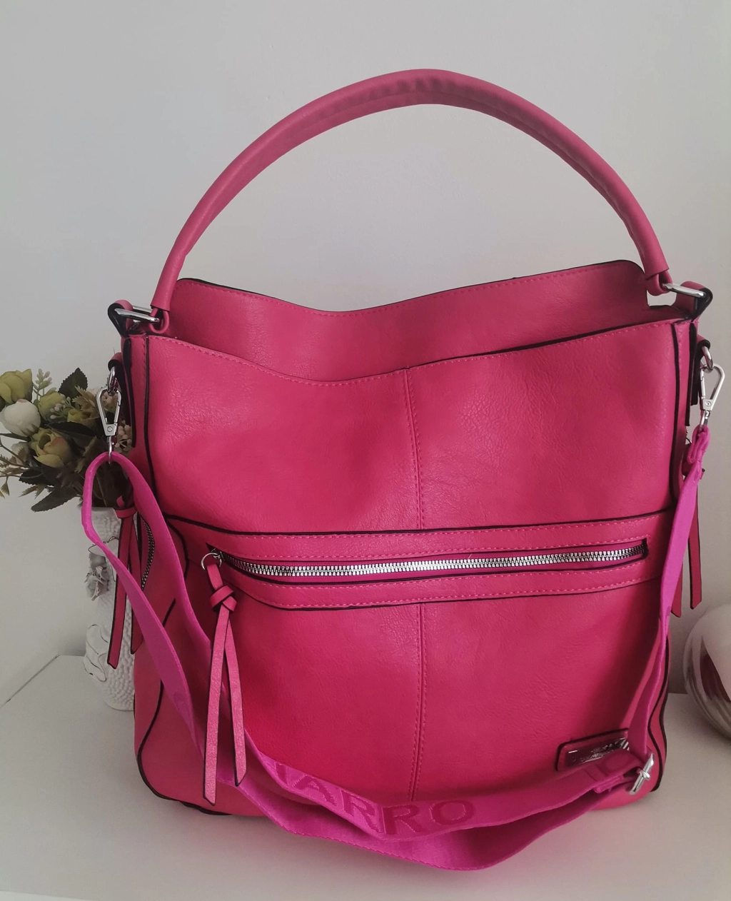 Comfortable large leather bag with three compartments with internal and external pockets