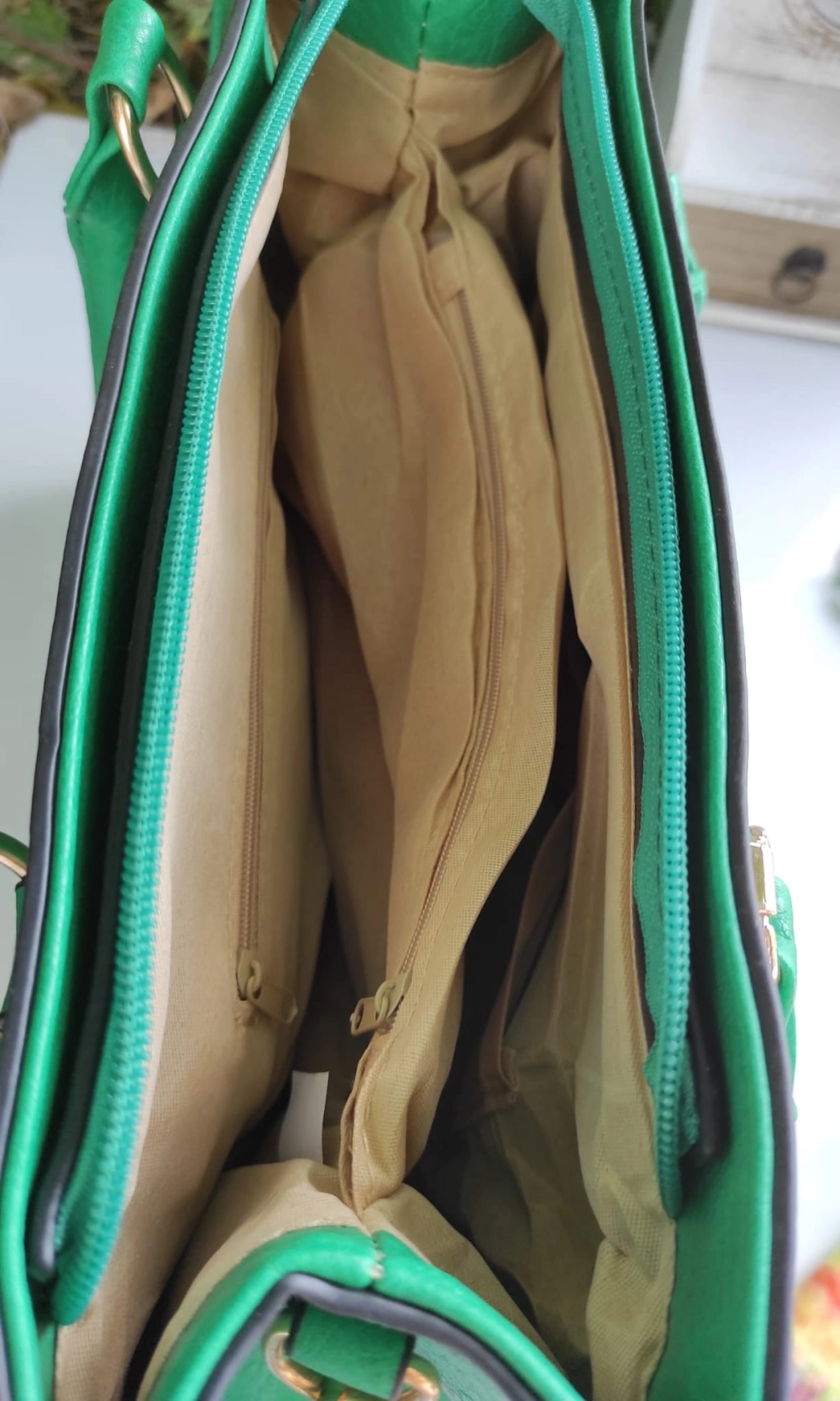 Прекрасна кожена чанта с три отделения и дълга дръжка