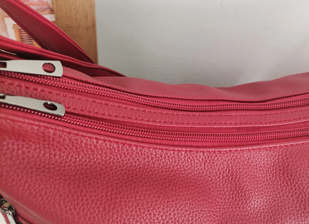 Удобна кожена чанта с две отделения с отделни ципове и 3 външни джоба