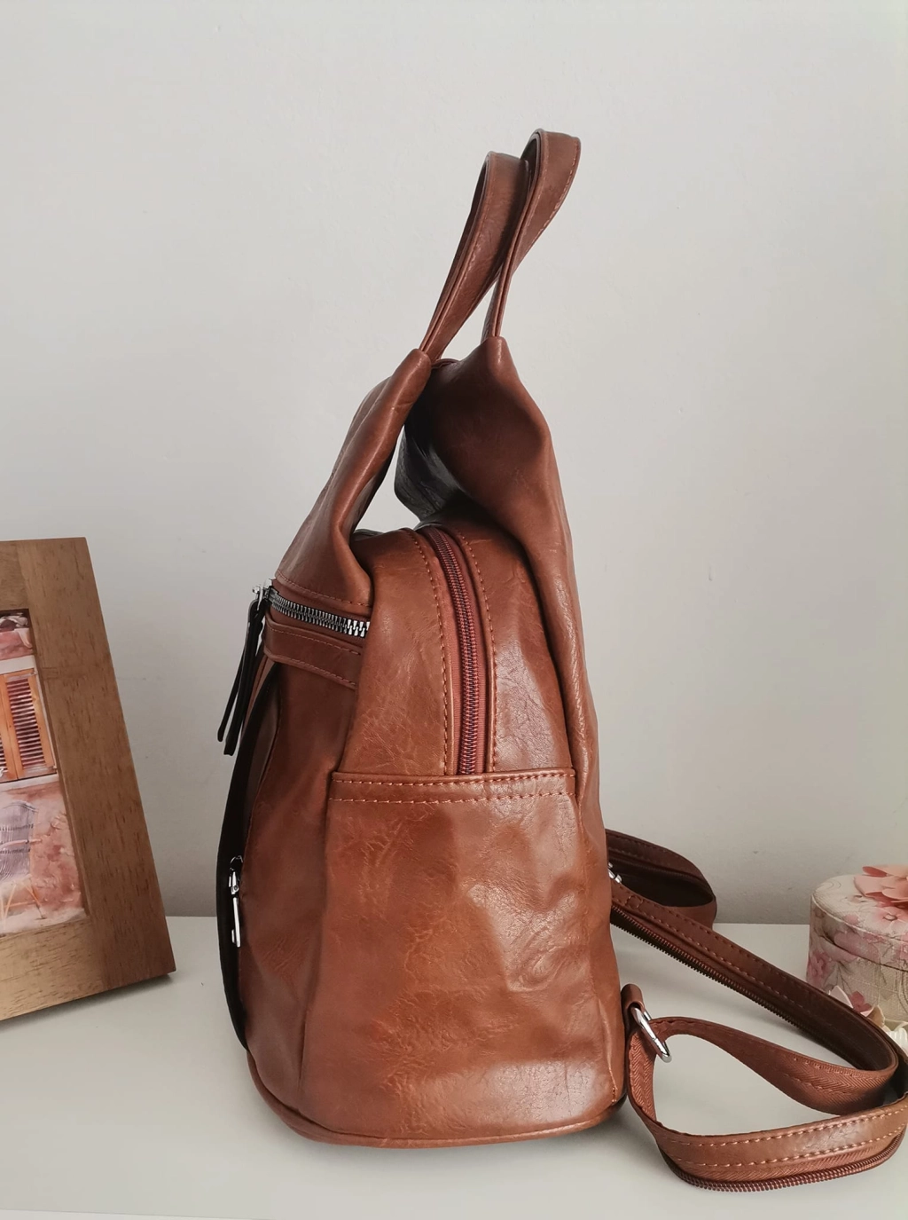 Άνετο σακίδιο - τσάντα με φερμουάρ στις λαβές στο πίσω μέρος, κοντές λαβές και τσέπες