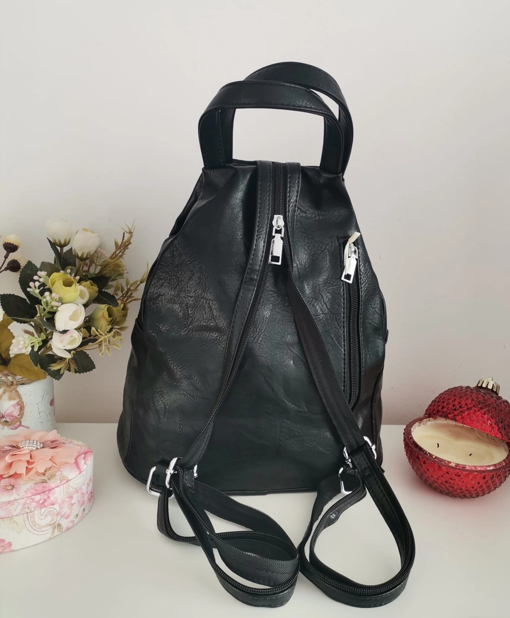 Άνετο σακίδιο - τσάντα με φερμουάρ στις λαβές στο πίσω μέρος, κοντές λαβές και τσέπες