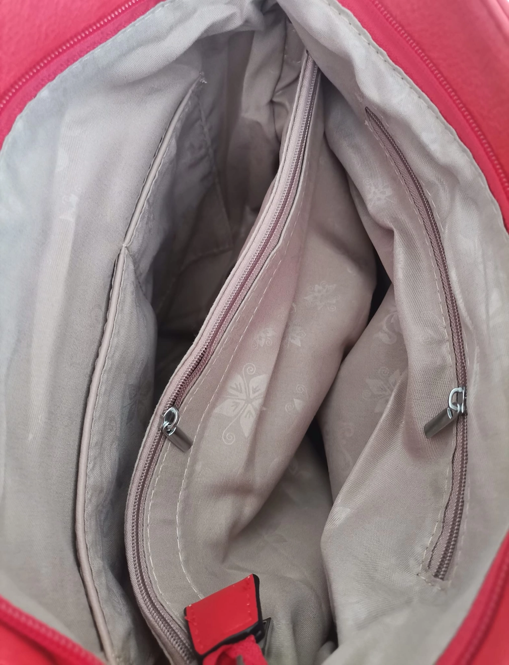 Удобна и красива чанта с прегради и джобове