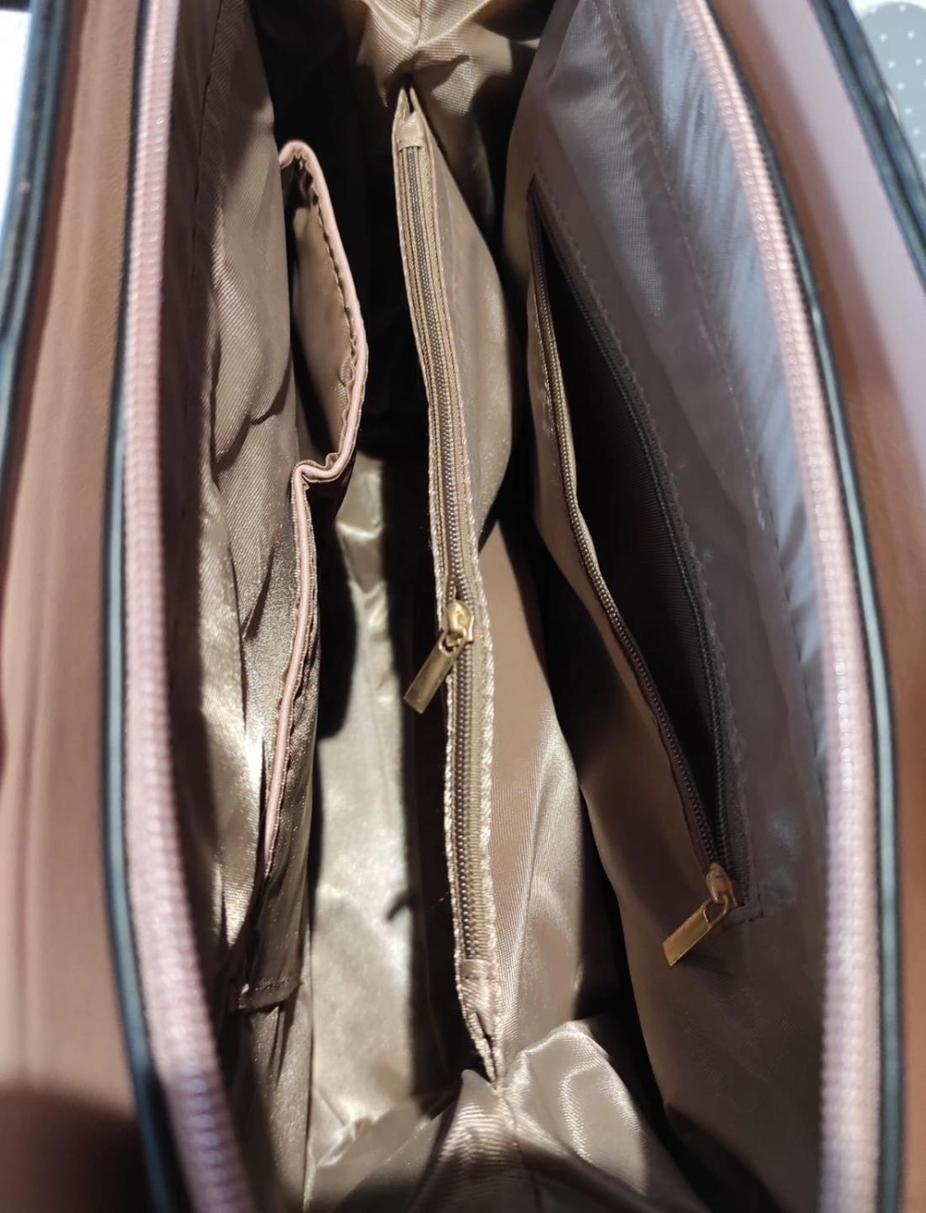 Прекрасна кожена чанта с три отделения, къси и дълги дръжки