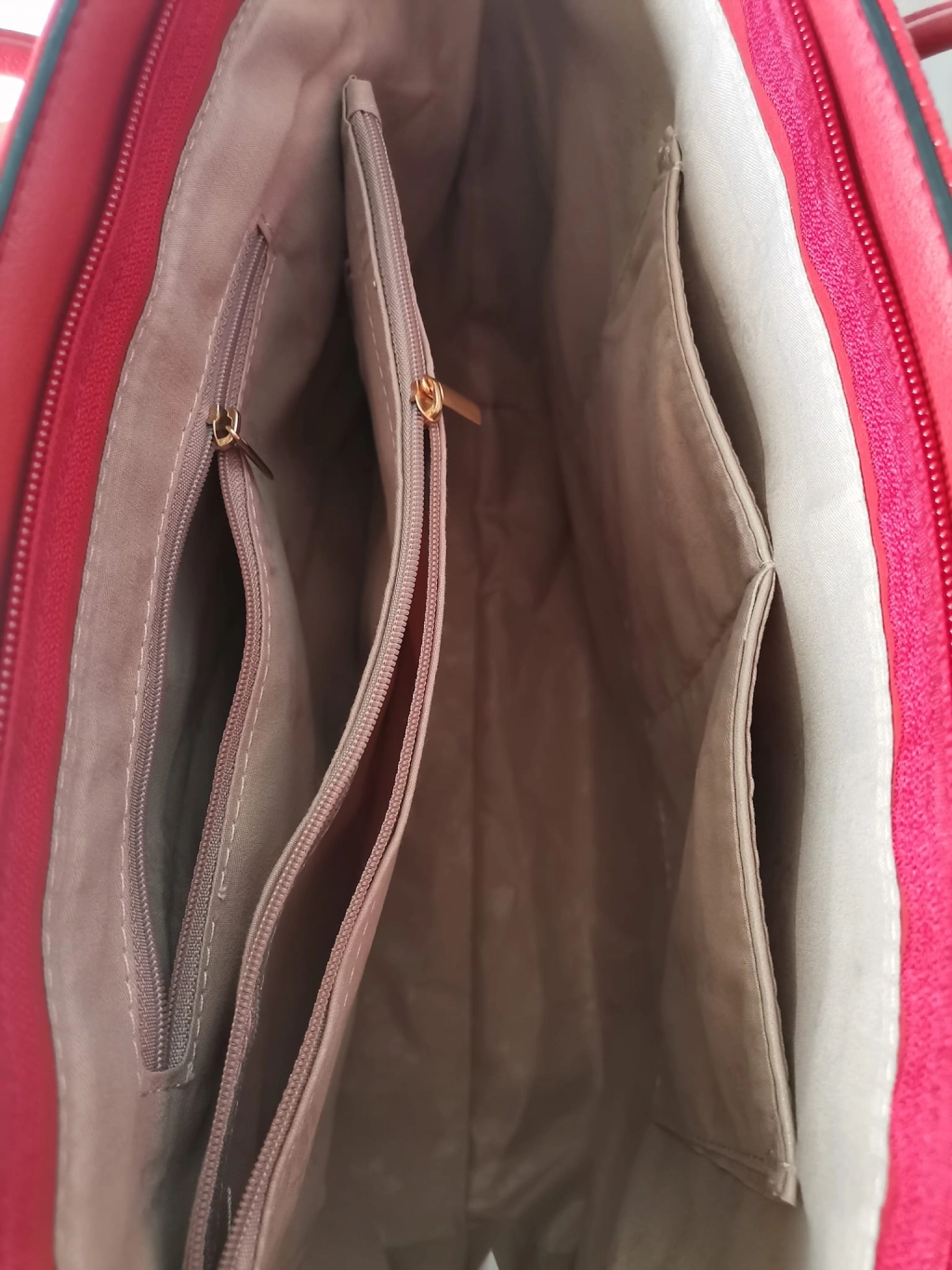 Елегантна и удобна чанта с прегради и дълги дръжки
