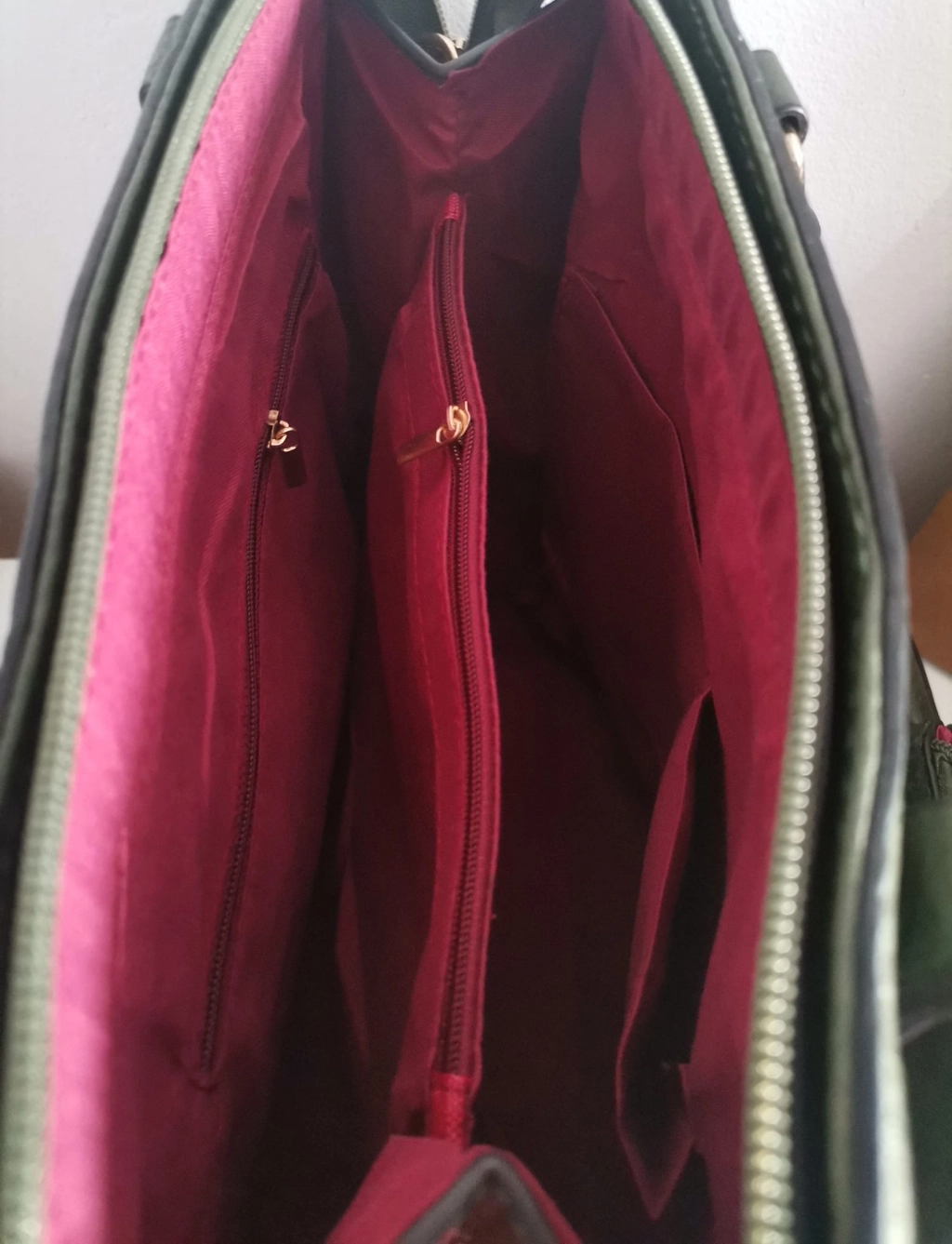 Прекрасна кожена чанта с три отделения, дълга дръжка и несесер