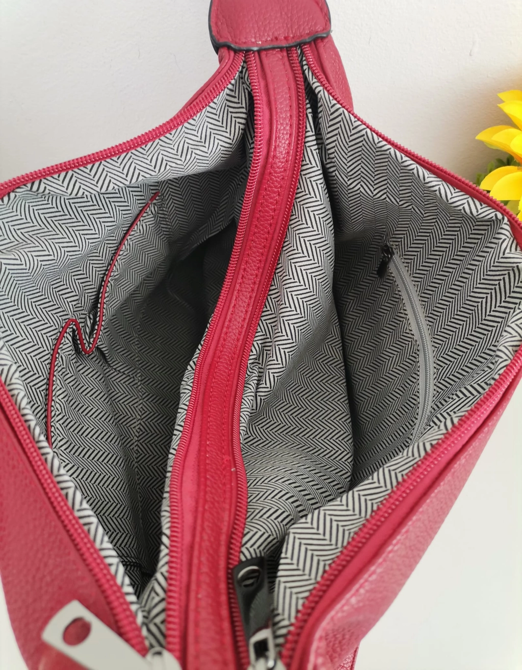 Άνετη δερμάτινη τσάντα με δύο διαμερίσματα με ξεχωριστά φερμουάρ και εξωτερική τσέπη