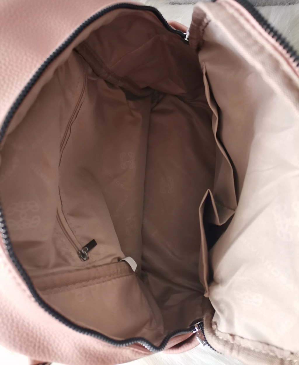 Раница-чанта с голямо отделение и джобове