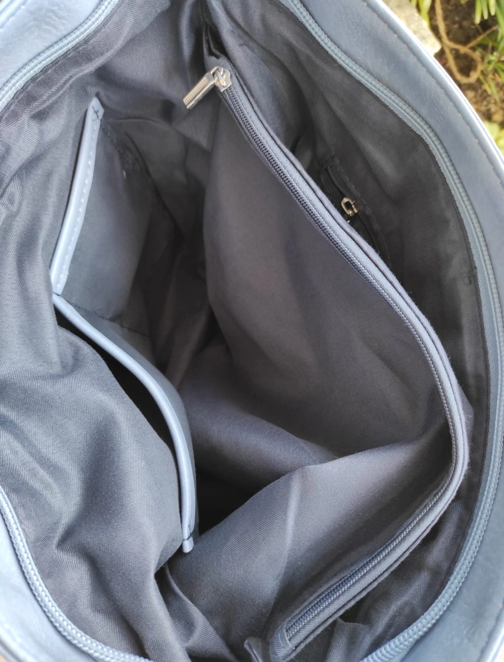 Удобна голяма кожена чанта с три отделения с вътрешни и външен джоб