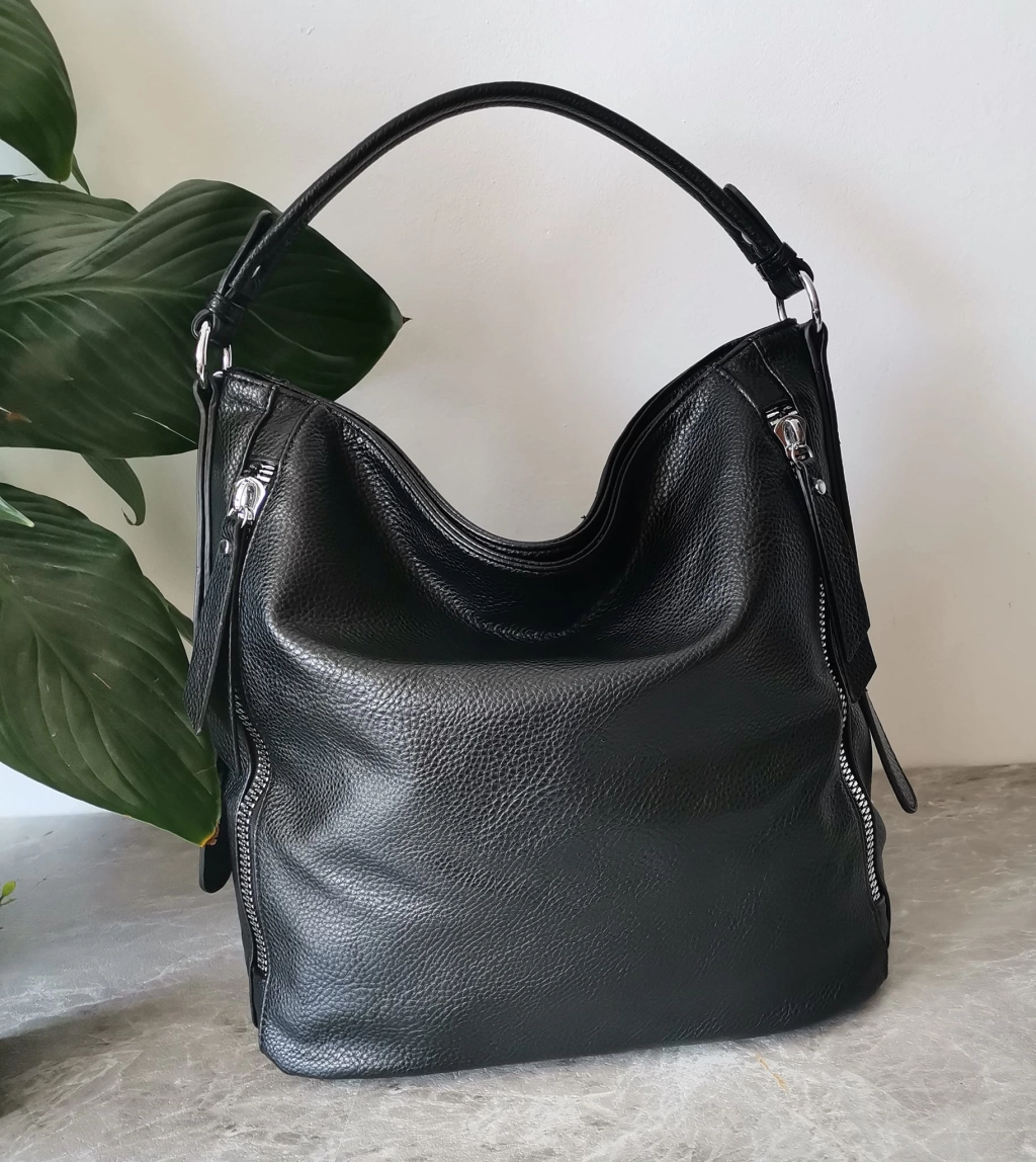 Comfortable large leather bag with three compartments with internal and external pockets