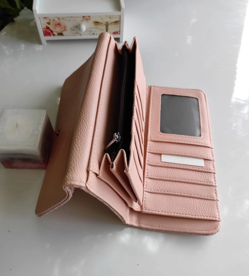 Comfortable leather purse with many compartments and pockets