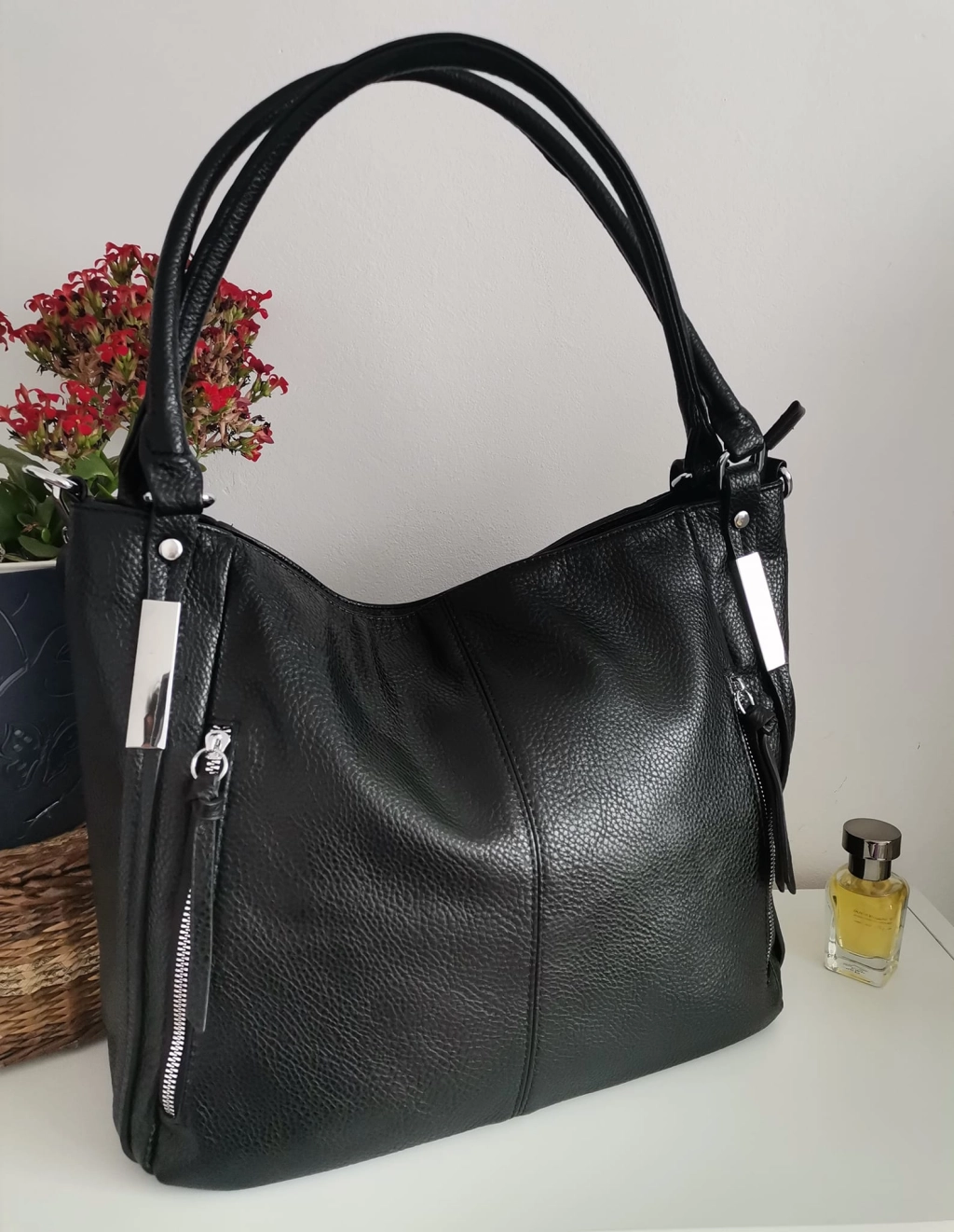 Comfortable large leather bag with three compartments with internal and external pockets