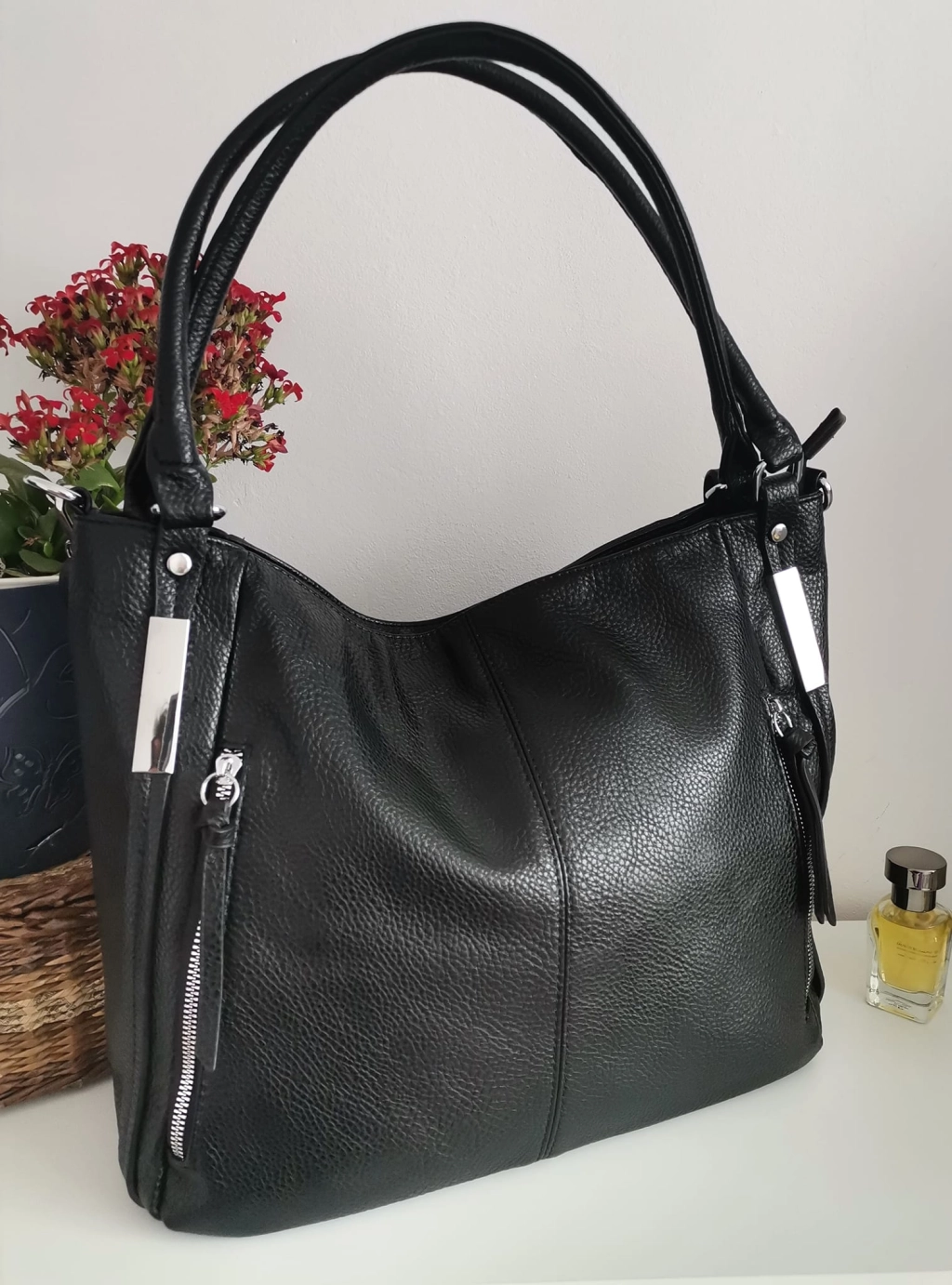 Comfortable large leather bag with three compartments with internal and external pockets