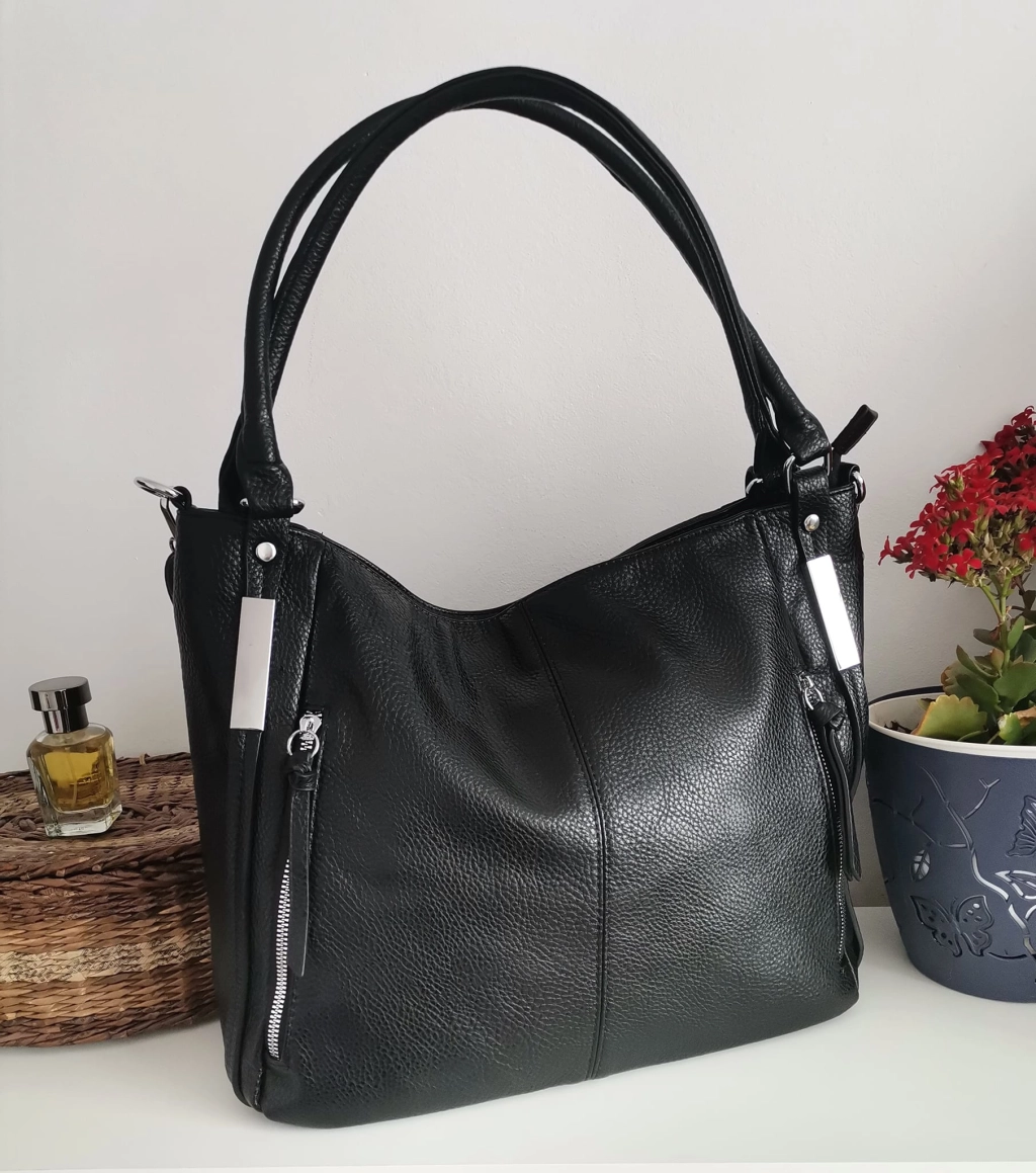 Comfortable large leather bag with three compartments with internal and external pockets