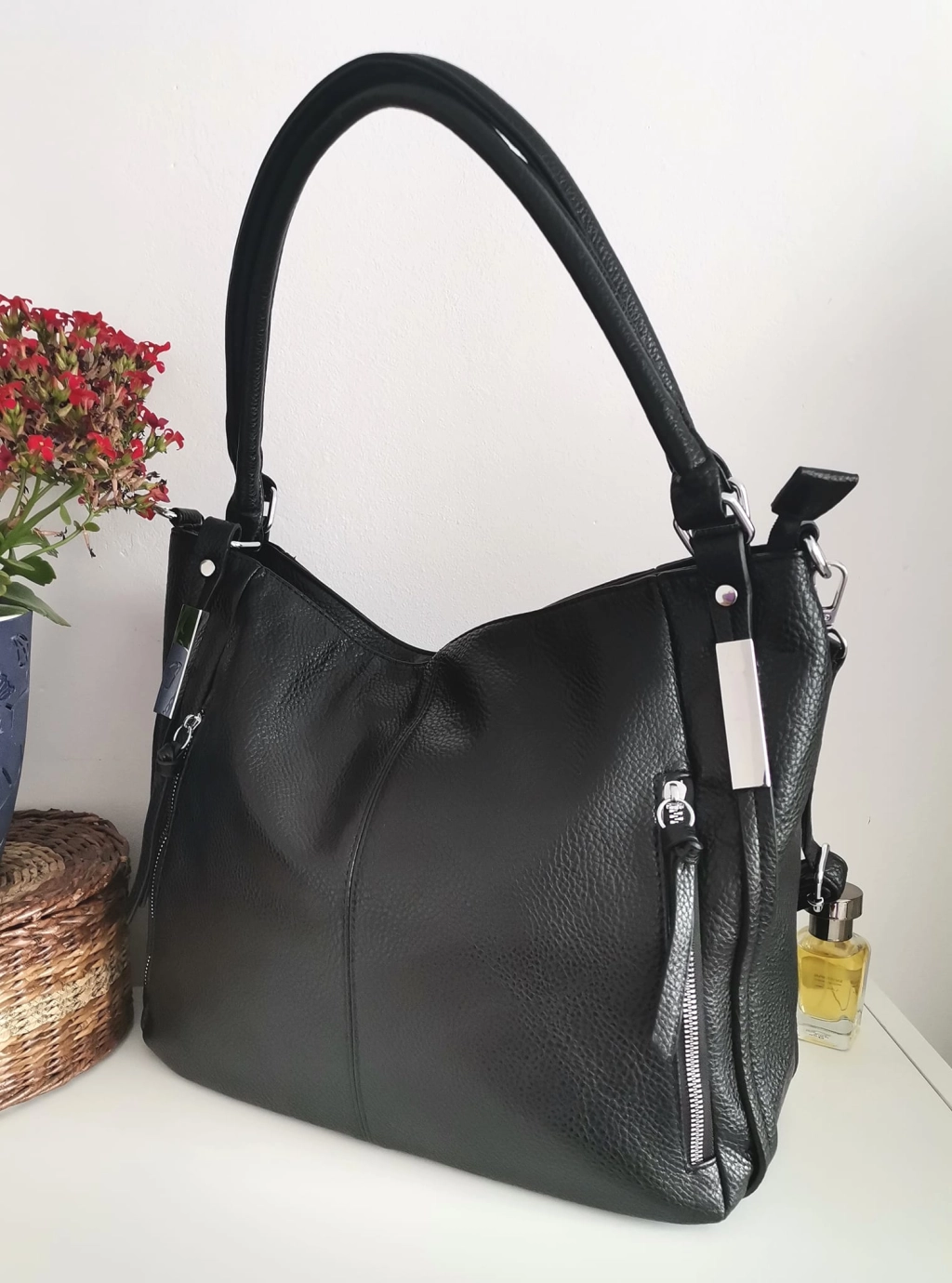 Comfortable large leather bag with three compartments with internal and external pockets