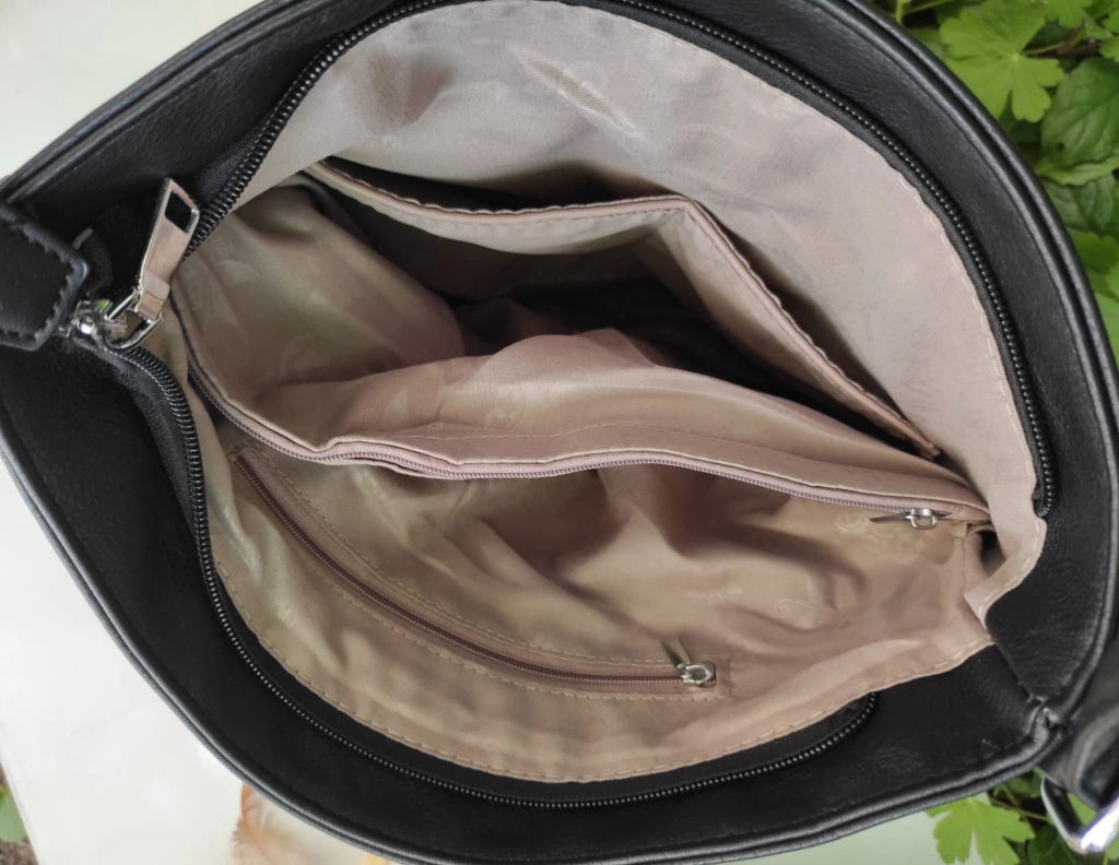 Comfortable large leather bag with three compartments with internal and external pockets