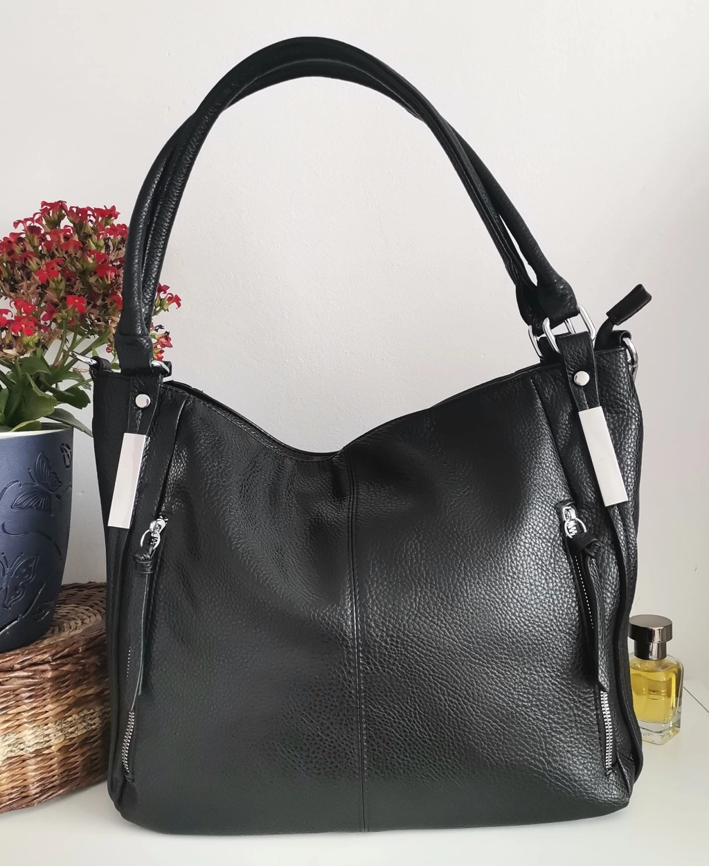 Comfortable large leather bag with three compartments with internal and external pockets