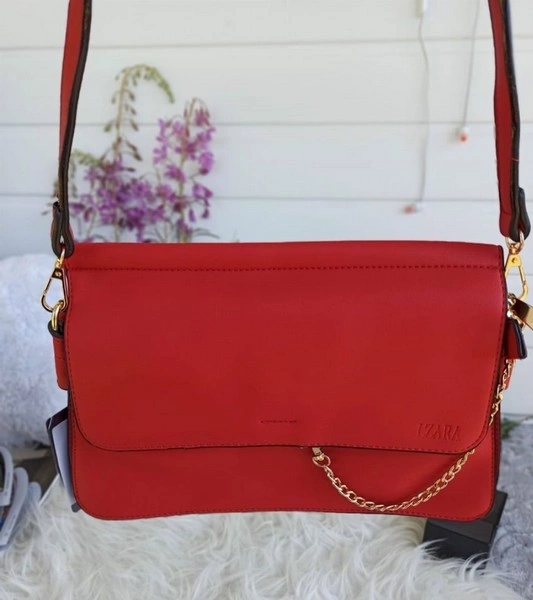Κομψή κόκκινη τσάντα με διαμερίσματα και λαβή