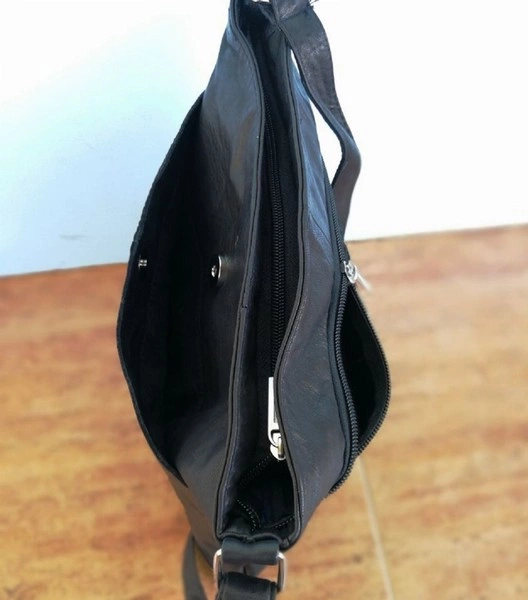 Черна чанта от естествена кожа с три отделения