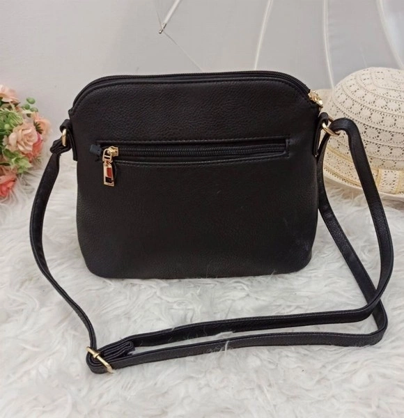 Όμορφη και άνετη μικρή μαύρη τσάντα