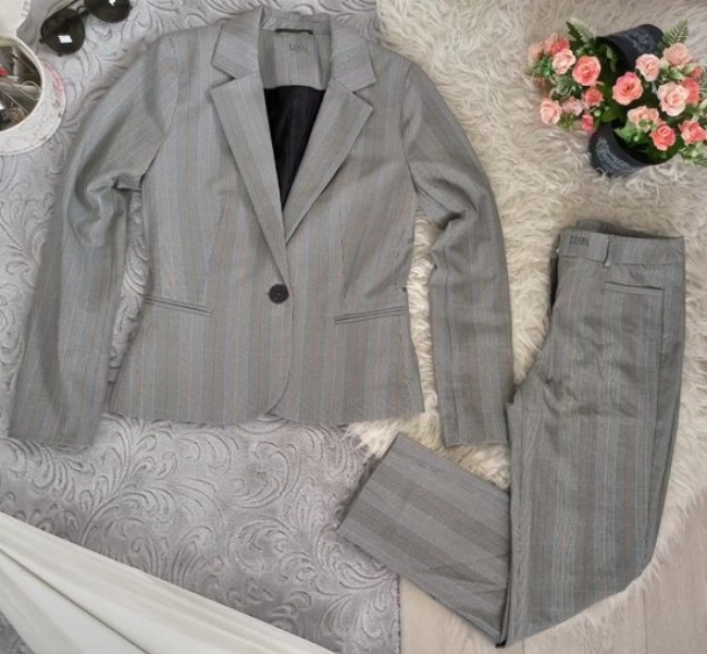 Дамски костюм сако + панталон сиво рае