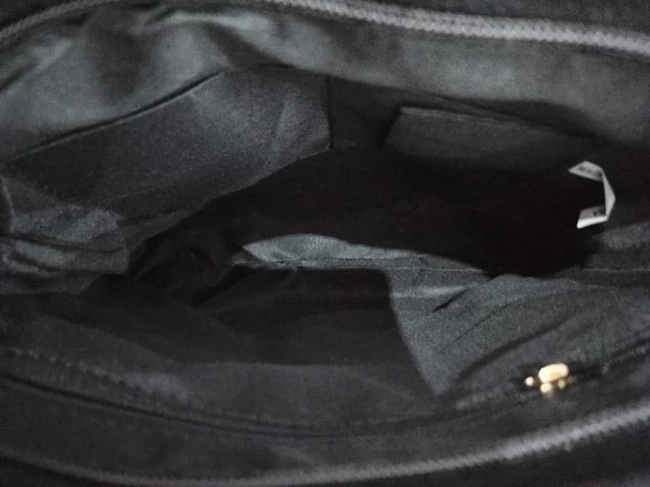 Черна кожена чанта с дълга дръжка и 4 джоба с цип