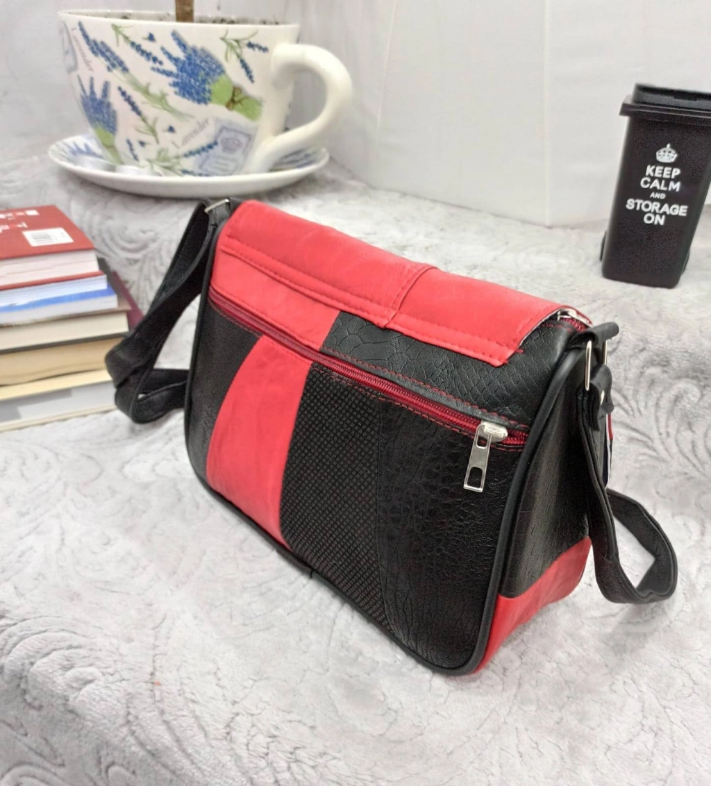 Γνήσια δερμάτινη τσάντα σε μαύρο χρώμα με κόκκινο χρώμα, με τρεις τσέπες