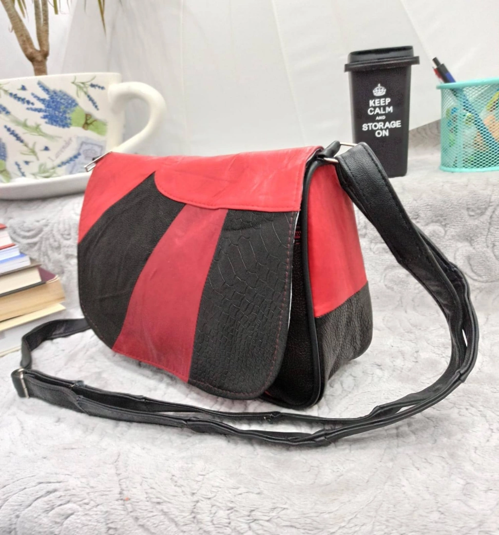 Чанта от естествена кожа в  черно с червено, с три джоба