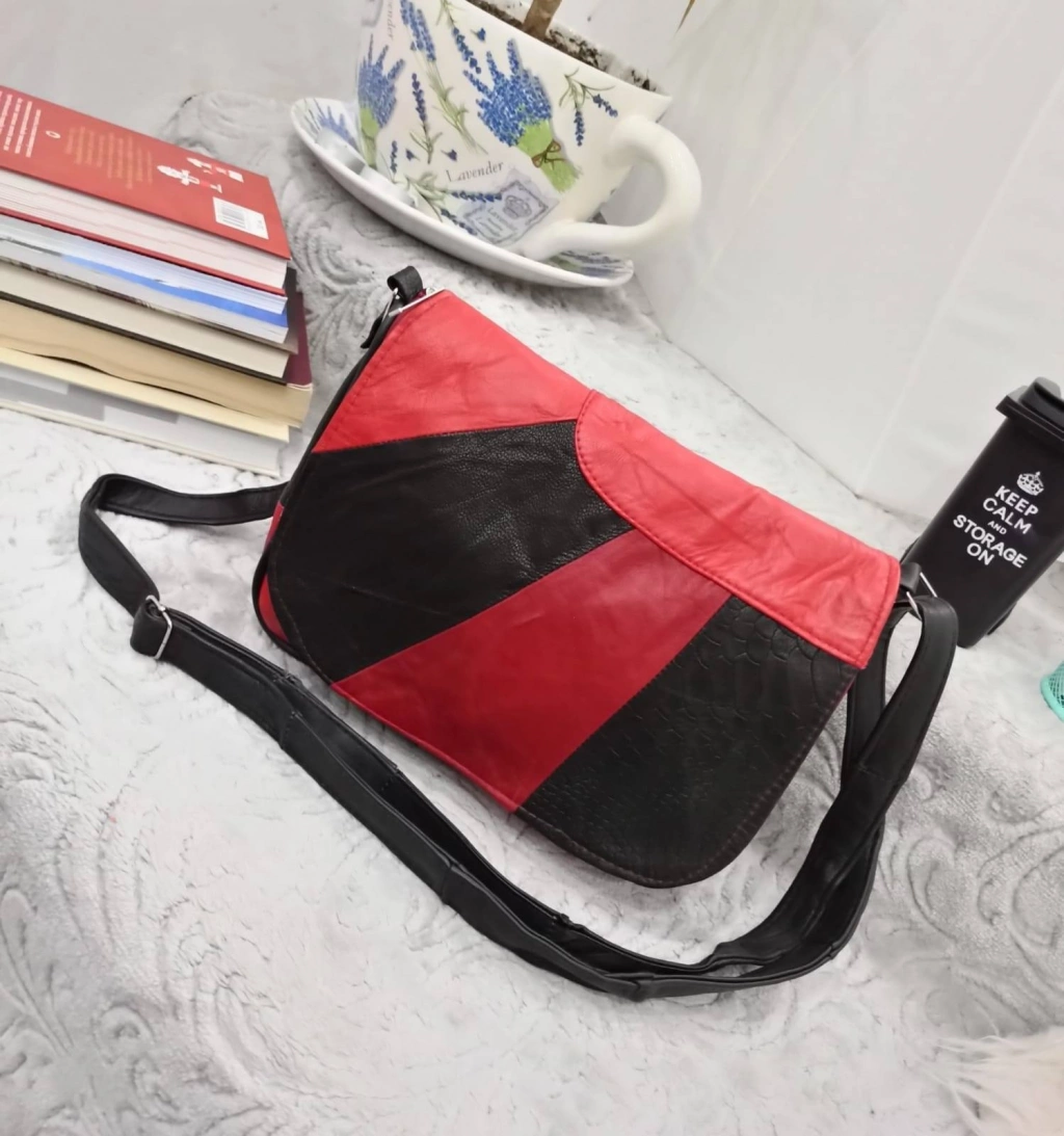 Чанта от естествена кожа в  черно с червено, с три джоба
