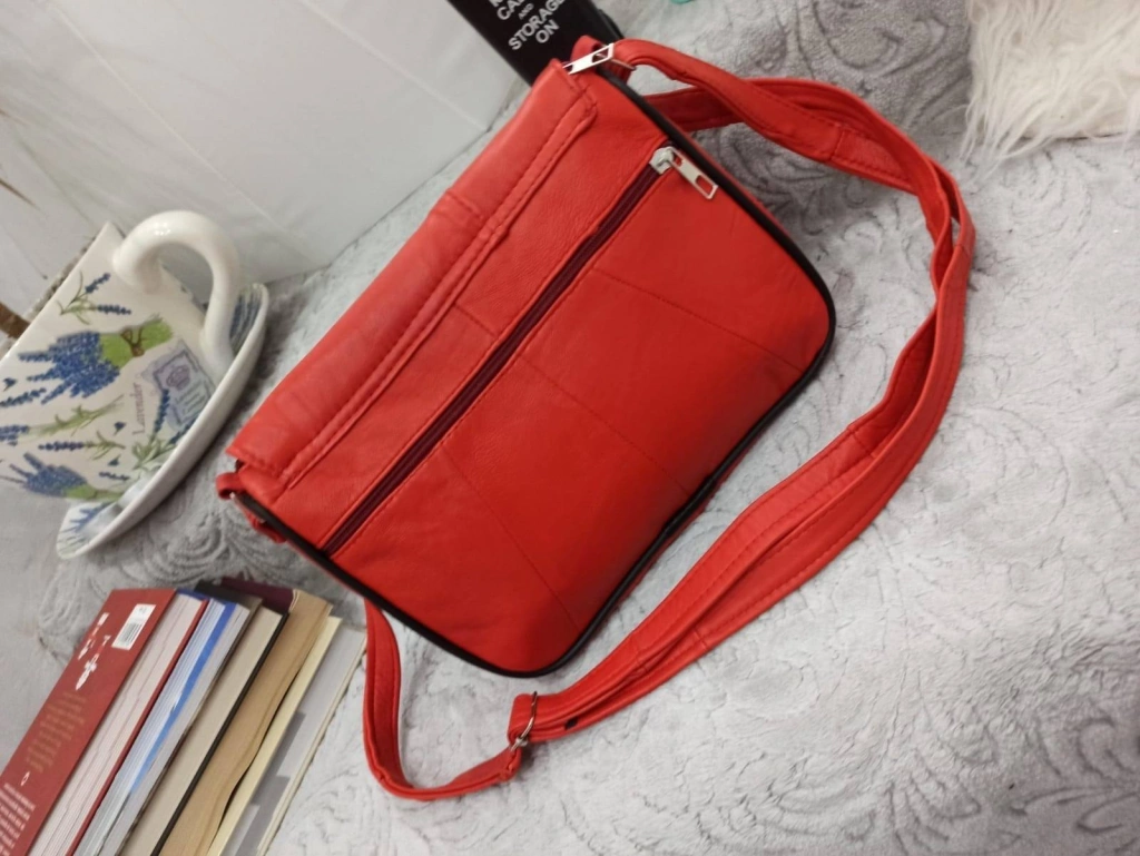 Чанта от естествена кожа в червено, с три джоба