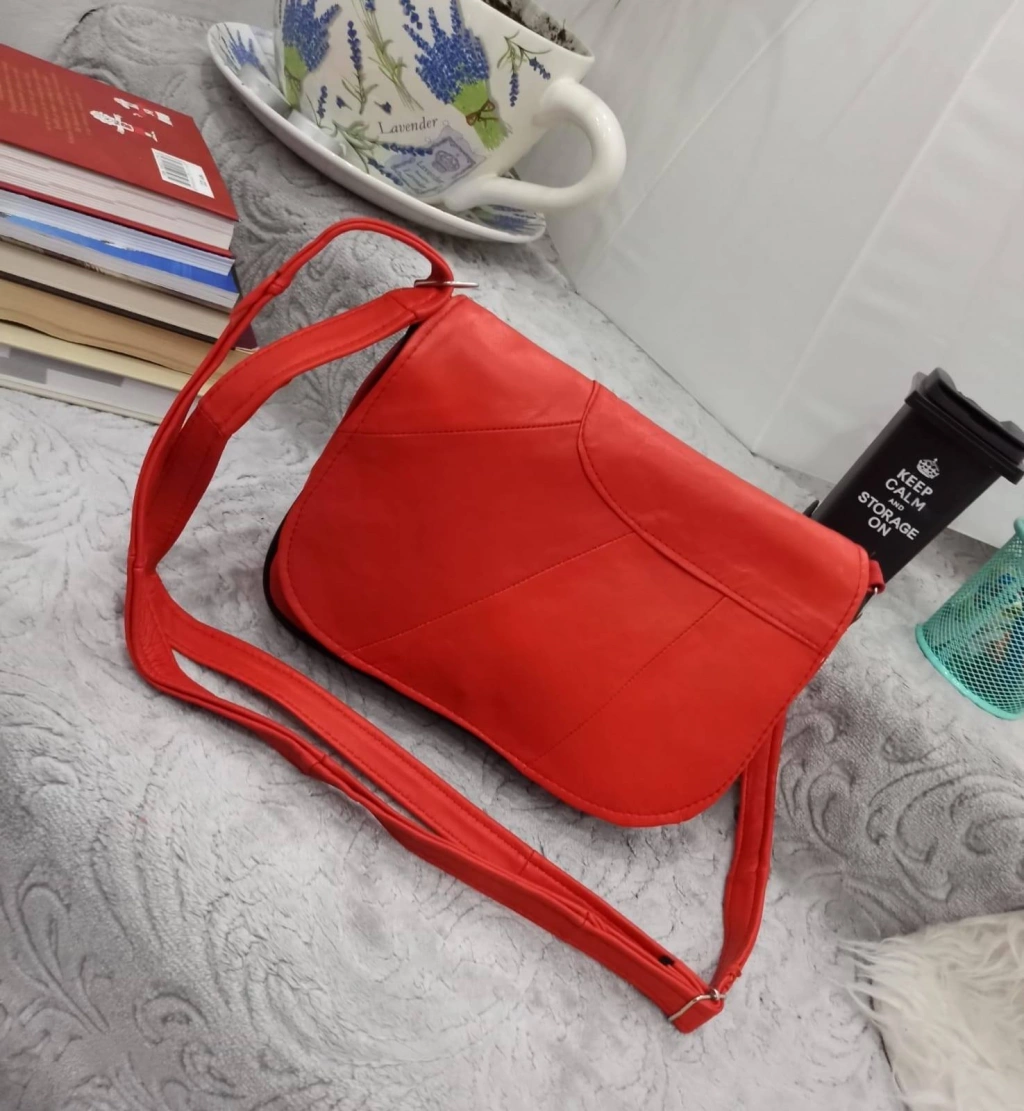 Чанта от естествена кожа в червено, с три джоба
