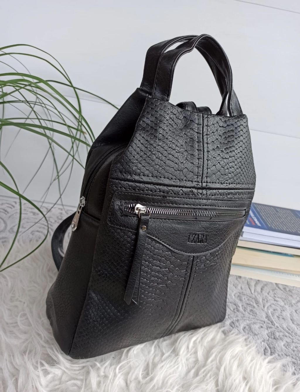Удобна раница - чанта с къси дръжки и джобове
