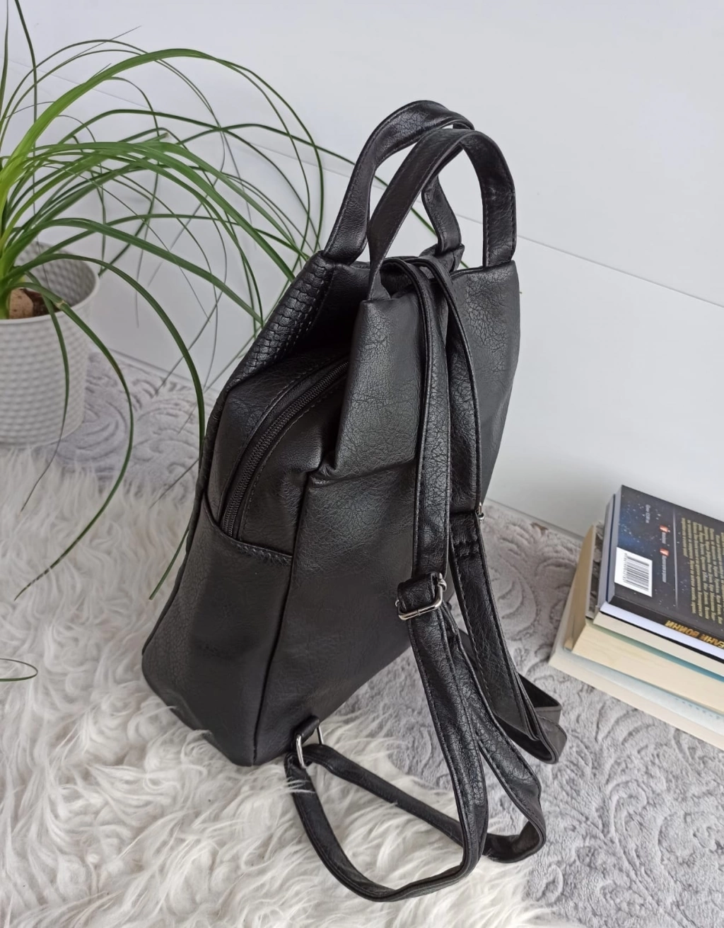 Удобна раница - чанта с къси дръжки и джобове