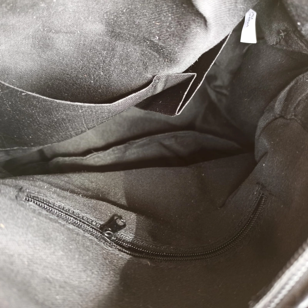 Удобна раница - чанта с цип на дръжките отзад, къси дръжки и джобове
