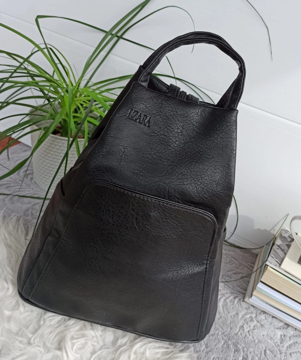 Удобна раница - чанта с цип на дръжките отзад, къси дръжки и джобове