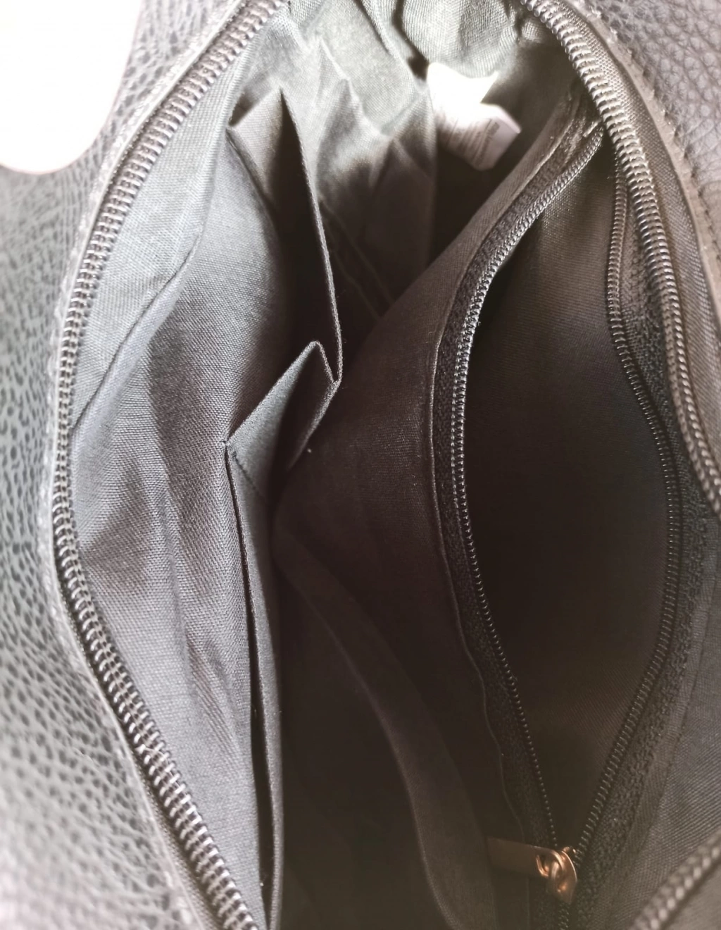 Υπέροχη χρωματιστή τσάντα με μακριά λαβή και μια μαύρη πλάτη